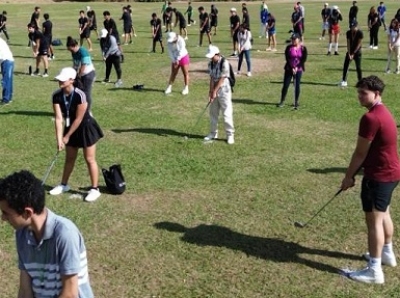 Imparten clínica de golf a juventud vallartense en instalaciones del COMUDE
