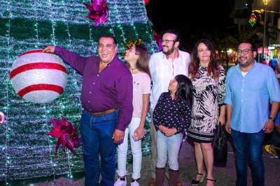 Enciende el alcalde Arturo Dávalos el gran árbol navideño