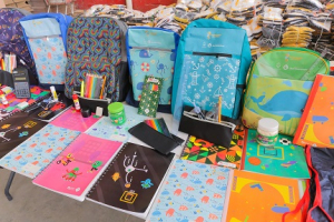 Preparan entrega de mochilas y útiles escolares