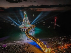 Uno de los mayores logros de Luis Munguía este año, el atractivo árbol navideño en el muelle de Los Muertos