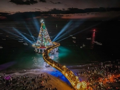 Uno de los mayores logros de Luis Munguía este año, el atractivo árbol navideño en el muelle de Los Muertos