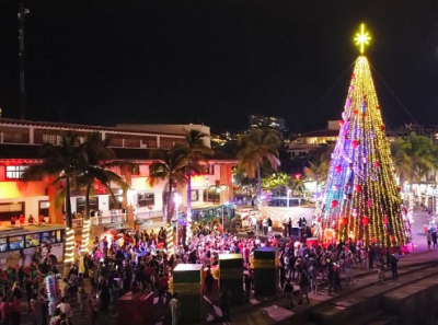 Puerto Vallarta se ilumina con el encendido del árbol navideño