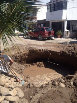 Trabajadores del Seapal rompen tuberías y dañan calles… tan sólo para cambiar un medidor