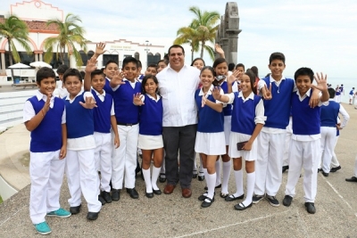 Convive Arturo Dávalos con alumnos de la escuela 20 de Noviembre