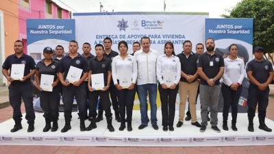 Jaime Cuevas entrega apoyos para vivienda y becas a policías