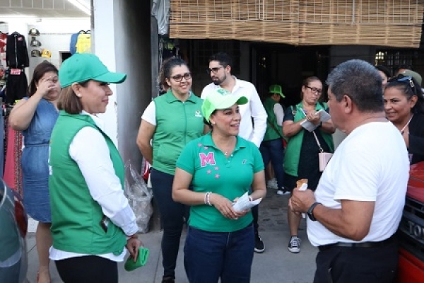 Magaly Fregoso recorre Palmar de Aramara y escucha las problemáticas de la gente