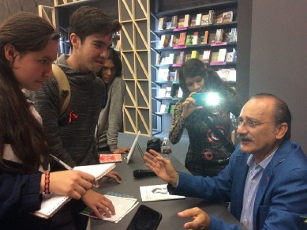 Presentan poemario “Cuerpo que adolece” en la FIL Guadalajara