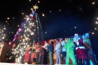 Espectacular encendido del árbol navideño en el malecón de Puerto Vallarta