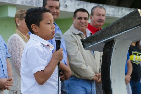 Continúa Arturo Dávalos apoyando la educación