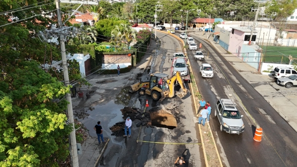 SEAPAL Vallarta atiende socavón por colapso en el Colector Centro-Norte sobre Avenida México