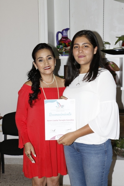 Reconocen a personas que cursaron el taller de Lengua de Señas