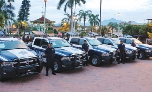 Entrega Jaime Cuevas Seguros de Vida, Patrullas y Becas a Policías de BB