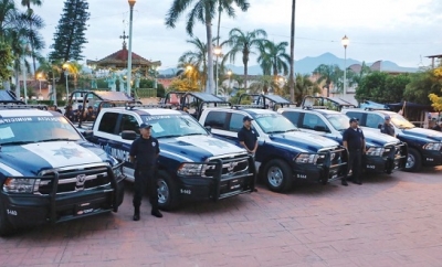 Entrega Jaime Cuevas Seguros de Vida, Patrullas y Becas a Policías de BB
