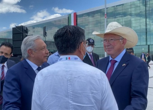 “Vienen proyectos muy fuertes e importantes para Puerto Vallarta”, reitera AMLO al profe Luis Michel