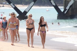 Vacacionistas disfrutan de las playas de Puerto Vallarta