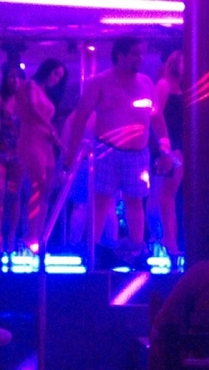 Hijo de alto funcionario es pillado totalmente desnudo con bailarinas en un table dance