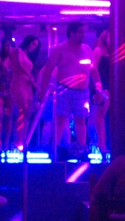 Hijo de alto funcionario es pillado totalmente desnudo con bailarinas en un table dance