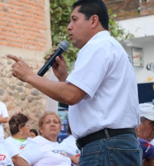 Engañan quienes ven guerra sucia donde hay errores y malos manejos en el gobierno: Roberto González