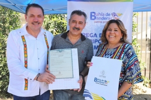 Entrega Jaime Cuevas actas de nacimiento a bahiabanderenses en California