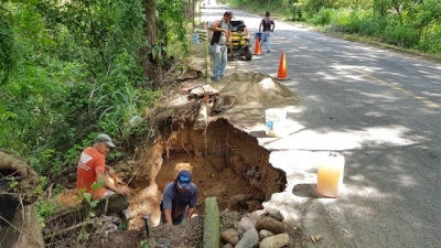 Repara Obras Públicas socavones en la carretera estatal 544
