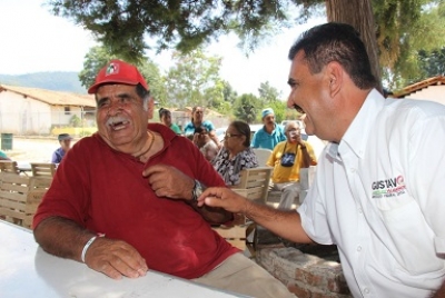 Gustavo se compromete con la gente del distrito 5