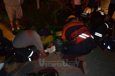 Mujer motociclista se impacta contra un Cross Fox en la temeraria Avenida de Los Poetas